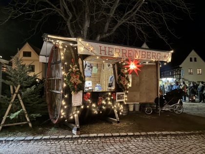 Weingut Herrenberg Golk – Tradition und Leidenschaft im Elbtal

Willkommen im Weingut Herrenberg Golk, wo die Kunst des Weinbaus auf die Schönheit des Elbtals trifft. Seit Generationen widmen wir uns der Herstellung feinster Weine, die den Charakter unserer Region widerspiegeln. Ob zarter Riesling, aromatischer Müller-Thurgau oder kraftvoller Spätburgunder – jeder Tropfen erzählt von der Leidenschaft, mit der wir unsere Reben pflegen und die Trauben zu einzigartigen Weinen veredeln.

Unser Weingut liegt inmitten der malerischen Weinberge von Radebeul, wo das milde Klima und die mineralreichen Böden ideale Bedingungen für den Weinbau bieten. Bei uns erleben Sie nicht nur exzellente Weine, sondern auch die Herzlichkeit und Tradition, die unser Handeln prägen.

Besuchen Sie uns für eine Weinprobe, entdecken Sie unsere Vielfalt und lassen Sie sich von der Seele des Elbtals verzaubern. Wir freuen uns darauf, Sie bei uns willkommen zu heißen und Ihnen ein Stück Heimat in jedem Glas zu schenken.

Weingut Herrenberg Golk – Wein, der Geschichten erzählt. 