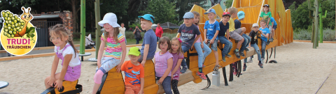 Kindergartengruppe auf dem Spielplatz
