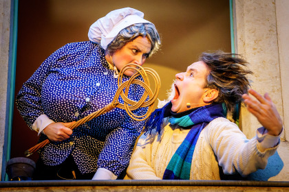 Das Theater Schreiber & Post präsentiert das Märchen der Gebrüder Grimm auf dem Radebeuler Weihnachtsmarkt.